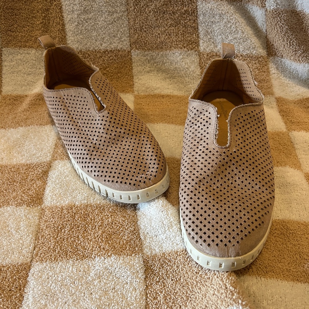 Universal Thread Perforated Tan Slip-On Loafers